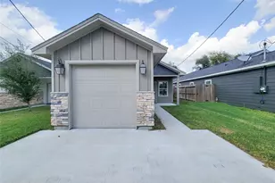 216 W Live Oak St, Angleton, TX 77515 - Photo 2