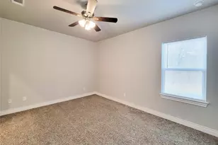 216 W Live Oak St, Angleton, TX 77515 - Photo 18