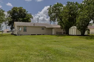 402 8th St, Van Vleck, TX 77482 - Photo 4
