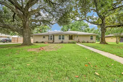 115 Southern Oaks Drive, Lake Jackson, TX 77566 - Photo 1