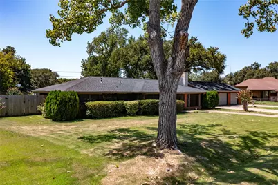 407 E Austin Avenue, Palacios, TX 77465 - Photo 2