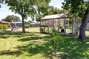 407 E Austin Ave, Palacios, TX 77465 - Photo 18