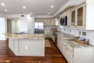 915 Tiki Dr, Tiki Island, TX 77554 - Photo 8