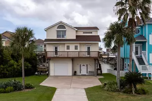 915 Tiki Dr, Tiki Island, TX 77554 - Photo 1