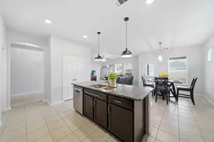 302 Bordeaux Ct, Alvin, TX 77511 - Photo 10