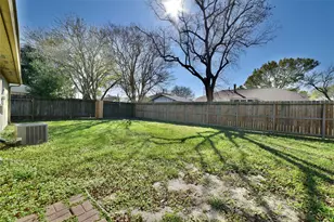 15806 Pipers View Dr, Webster, TX 77598 - Photo 10