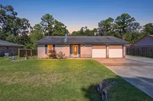 9819 Forest Hollow Dr, Baytown, TX 77521 - Photo 2