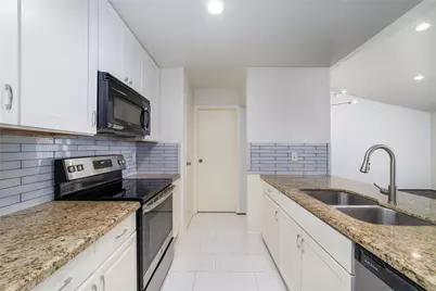 26 S White Pebble Court, The Woodlands, TX 77380 - Photo 8