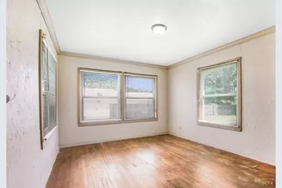 704 Maple St, Yoakum, TX 77995 - Photo 8