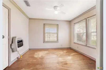 704 Maple St, Yoakum, TX 77995 - Photo 10