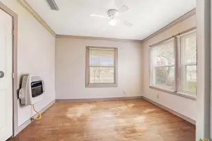 704 Maple St, Yoakum, TX 77995 - Photo 10