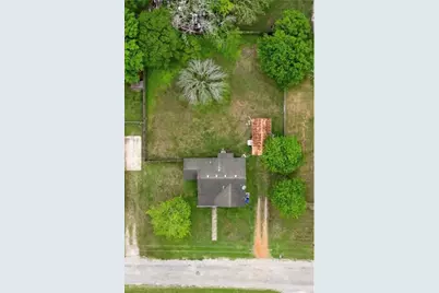 704 Maple St, Yoakum, TX 77995 - Photo 2