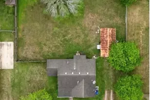 704 Maple St, Yoakum, TX 77995 - Photo 2