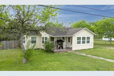 704 Maple St, Yoakum, TX 77995 - Photo 1