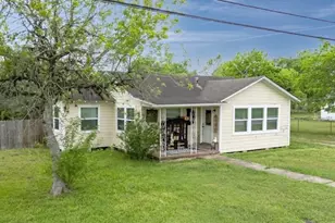704 Maple St, Yoakum, TX 77995 - Photo 1