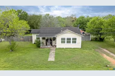 704 Maple St, Yoakum, TX 77995 - Photo 2
