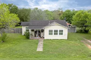 704 Maple St, Yoakum, TX 77995 - Photo 2