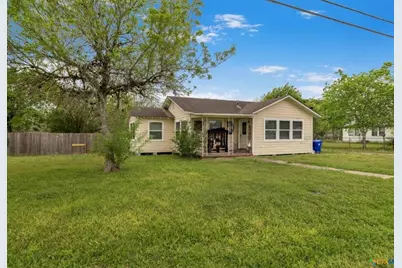 704 Maple St, Yoakum, TX 77995 - Photo 16