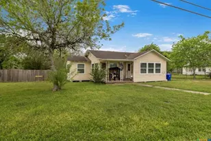 704 Maple St, Yoakum, TX 77995 - Photo 16