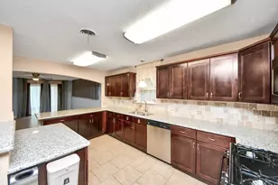 5758 Heron Dr, Houston, TX 77033 - Photo 8