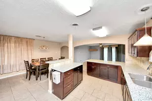 5758 Heron Dr, Houston, TX 77033 - Photo 10