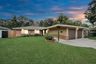 5758 Heron Dr, Houston, TX 77033 - Photo 2