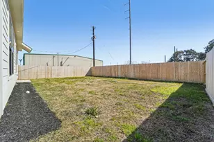 320 E Main St, La Porte, TX 77571 - Photo 36