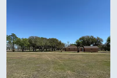 285 Meadowview Drive, El Campo, TX 77437 - Photo 2