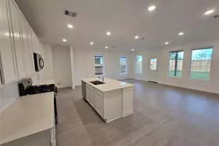 2910 Mariner Island Dr, Texas City, TX 77568 - Photo 2