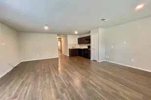 126 E Ash St, Angleton, TX 77515 - Photo 4
