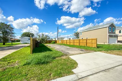 142 Flamingo Bight S, Baytown, TX 77523 - Photo 1