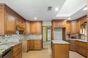 1101 Clark St, Yoakum, TX 77995 - Photo 12