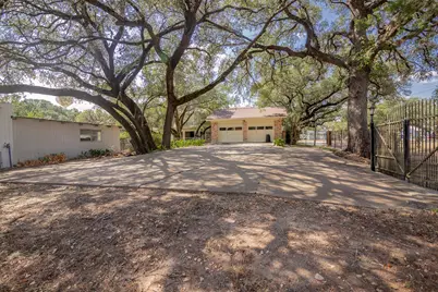 1101 Clark Street, Yoakum, TX 77995 - Photo 38