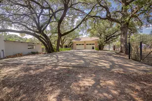 1101 Clark St, Yoakum, TX 77995 - Photo 38