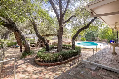 1101 Clark Street, Yoakum, TX 77995 - Photo 44