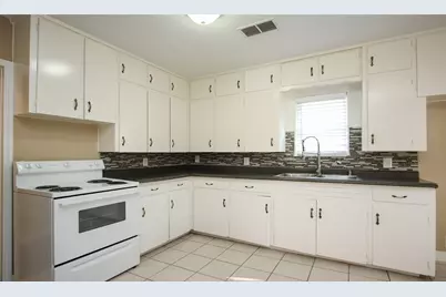 811 10th Avenue N, Texas City, TX 77590 - Photo 12