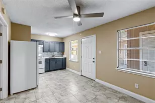 1001 W Lobitt St, Alvin, TX 77511 - Photo 12