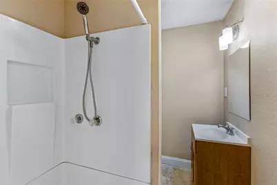 1001 W Lobitt Street, Alvin, TX 77511 - Photo 20