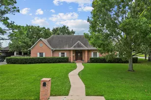 616 Westwood Cir, La Marque, TX 77568 - Photo 2
