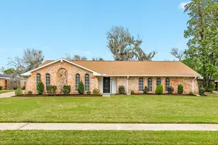 128 Catalpa St, Lake Jackson, TX 77566 - Photo 1