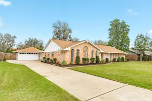 128 Catalpa St, Lake Jackson, TX 77566 - Photo 2