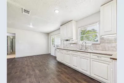 302 Sycamore Drive, Hitchcock, TX 77563 - Photo 14