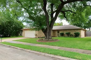 10339 Gulfstream Ln, Sugar Land, TX 77498 - Photo 2
