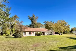300 Holly Dr, Baytown, TX 77520 - Photo 2