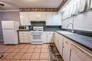 907 Peach St, El Campo, TX 77437 - Photo 2