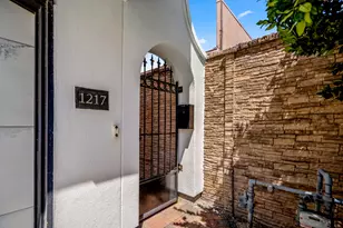 1217 E 28th St, Houston, TX 77009 - Photo 2