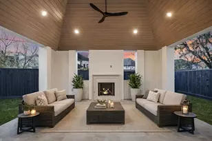 810 W 41st St, Houston, TX 77018 - Photo 2