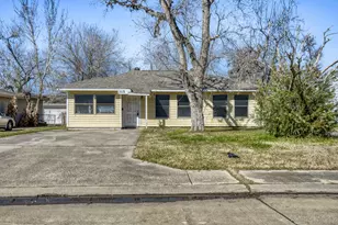 315 Acacia St, Lake Jackson, TX 77566 - Photo 1