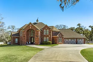 692 County Rd 605, Angleton, TX 77515 - Photo 1