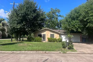 612 Earls Ct, Angleton, TX 77515 - Photo 1